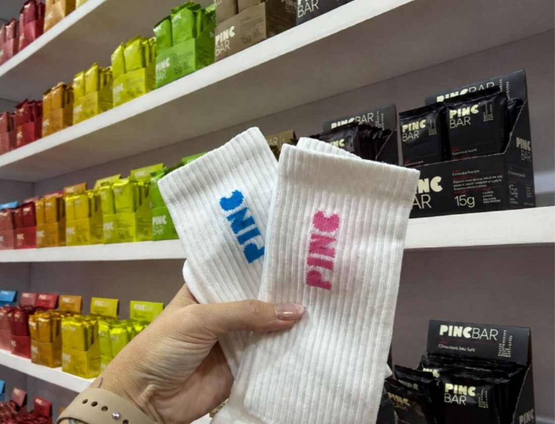 Meias personalizadas Pinc entregues para ativação de marca em loja