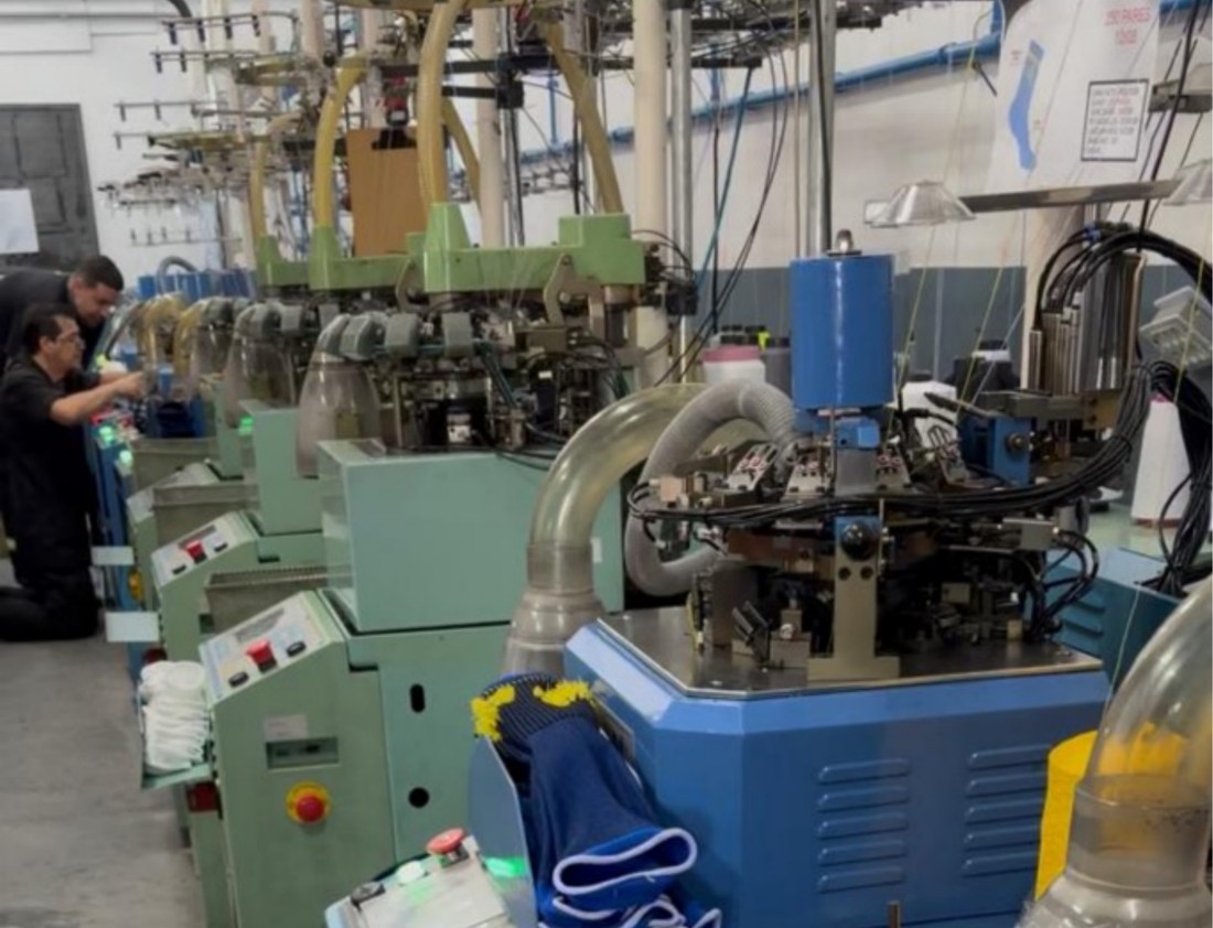 Máquinas de tricô circular produzindo meias na fábrica Socks Lab