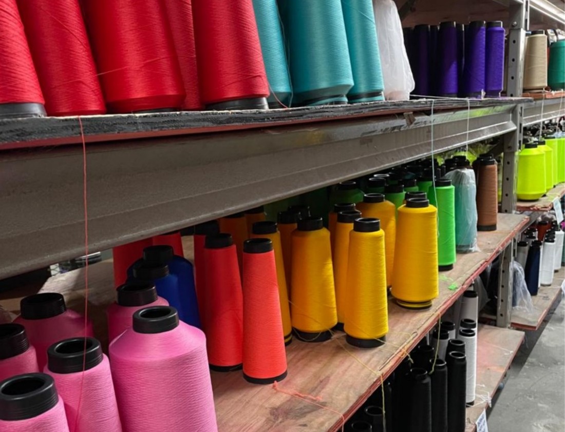 Estoque de fios coloridos — matéria-prima da produção Socks Lab